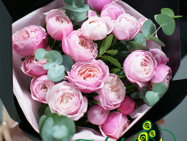 Букет из кустовой розы Silva Pink с эвкалиптом и фисташкой Фото